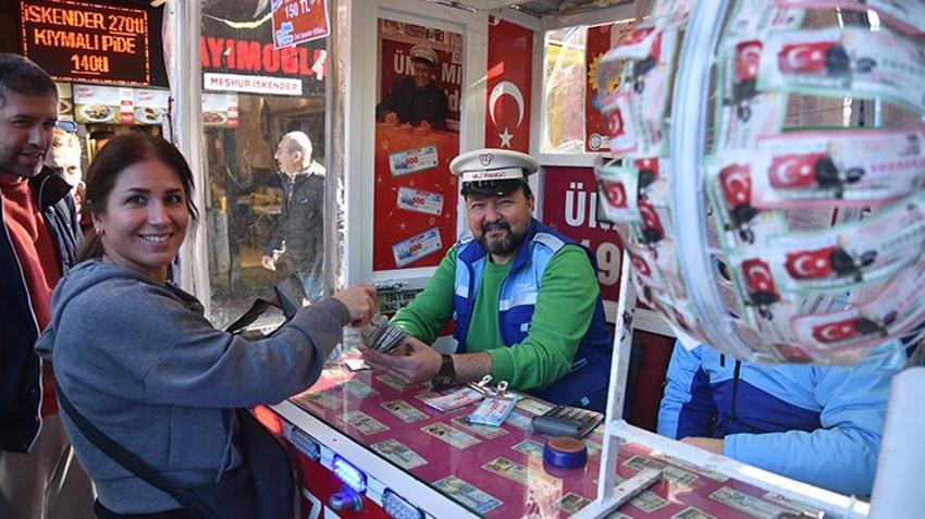 Antalya'da Milli Piyango Yılbaşı biletlerine yoğun ilgi! Metrelerce kuyruk oluştu