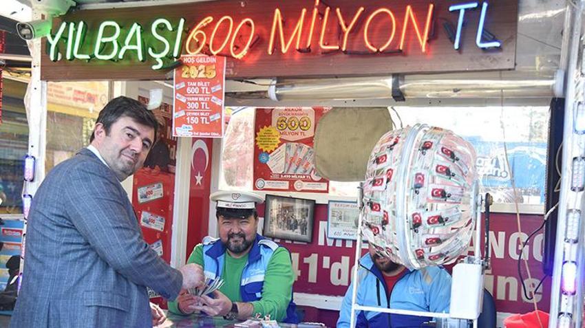 Antalya'da Milli Piyango Yılbaşı biletlerine yoğun ilgi! Metrelerce kuyruk oluştu