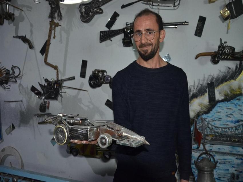 Demir doğrama ustası kendini aştı! Tüm Sivas onu tanıyor: Hurdadan heykel ve gemi yapıyor