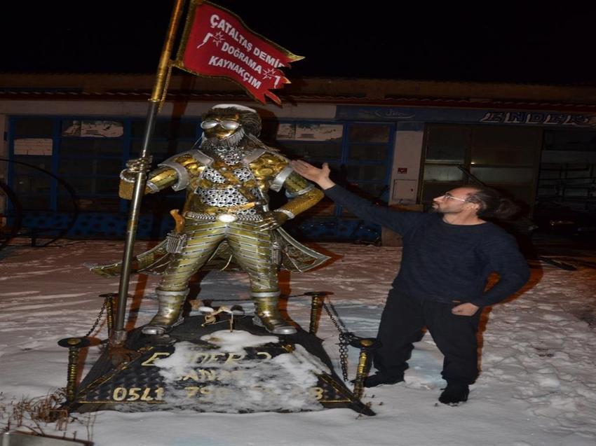 Demir doğrama ustası kendini aştı! Tüm Sivas onu tanıyor: Hurdadan heykel ve gemi yapıyor
