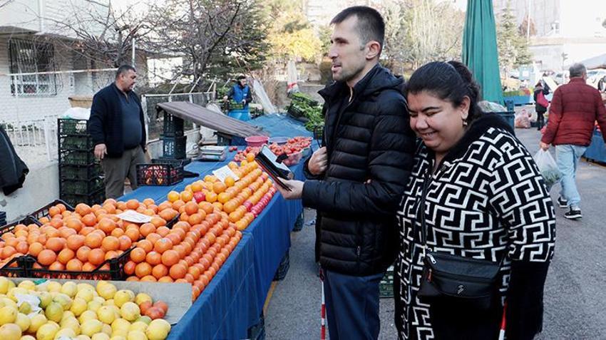 Ankara'da yapay zeka görme engelli öğretmen çiftin hayatını kolaylaştırdı 
