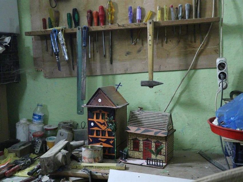 84 yaşında yaptığı maketlerin tek bir sebebi var: Görme engelli oğlunun geçimini sağlamak!