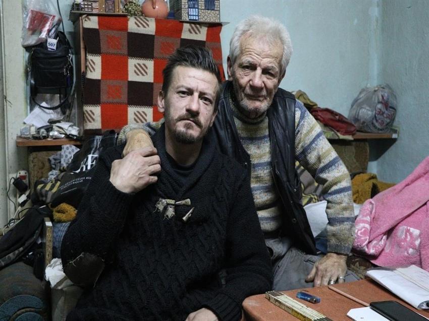 84 yaşında yaptığı maketlerin tek bir sebebi var: Görme engelli oğlunun geçimini sağlamak!