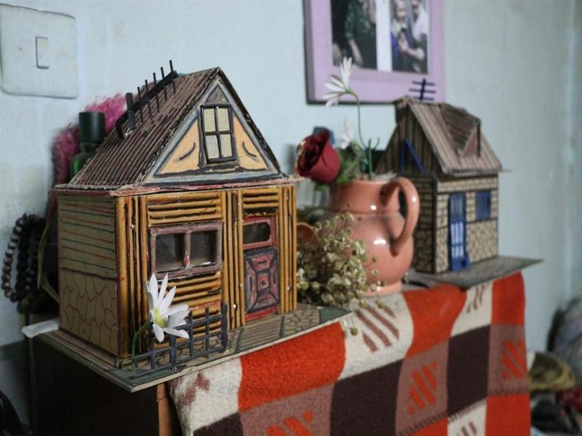 84 yaşında yaptığı maketlerin tek bir sebebi var: Görme engelli oğlunun geçimini sağlamak!