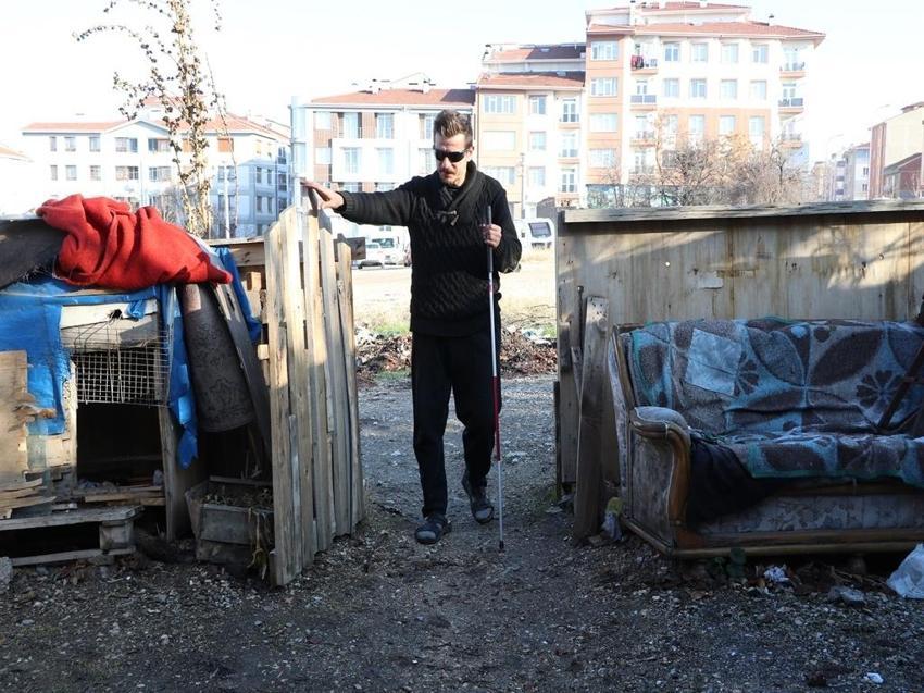 84 yaşında yaptığı maketlerin tek bir sebebi var: Görme engelli oğlunun geçimini sağlamak!