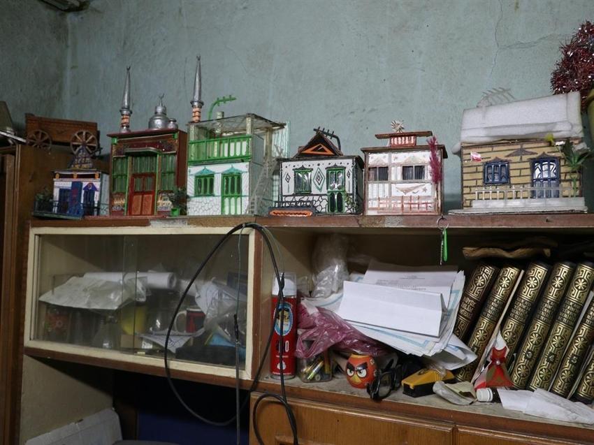 84 yaşında yaptığı maketlerin tek bir sebebi var: Görme engelli oğlunun geçimini sağlamak!