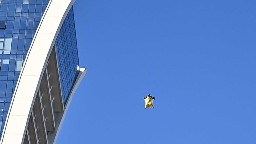 'Yarasa adam' Kartal sahilde görüldü! 700 metre yüksekten atladı