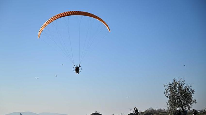 'Yarasa adam' Kartal sahilde görüldü! 700 metre yüksekten atladı