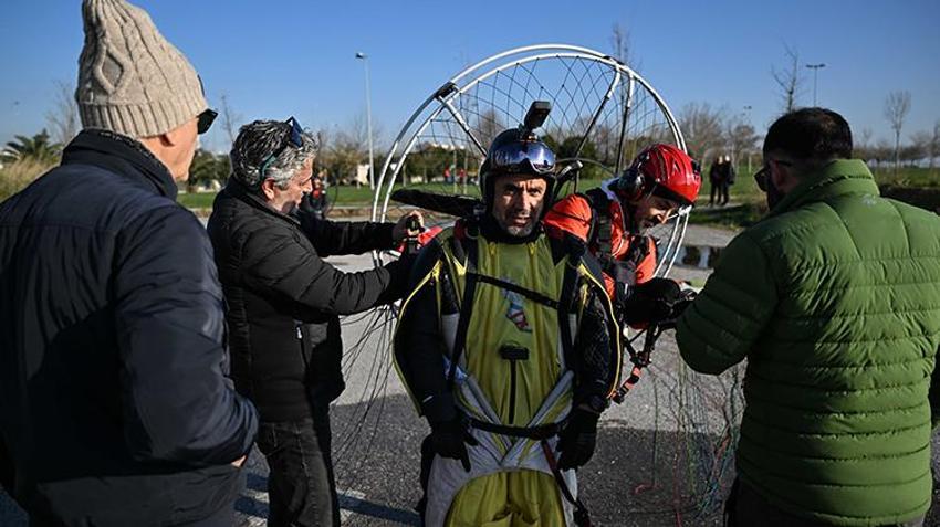 'Yarasa adam' Kartal sahilde görüldü! 700 metre yüksekten atladı