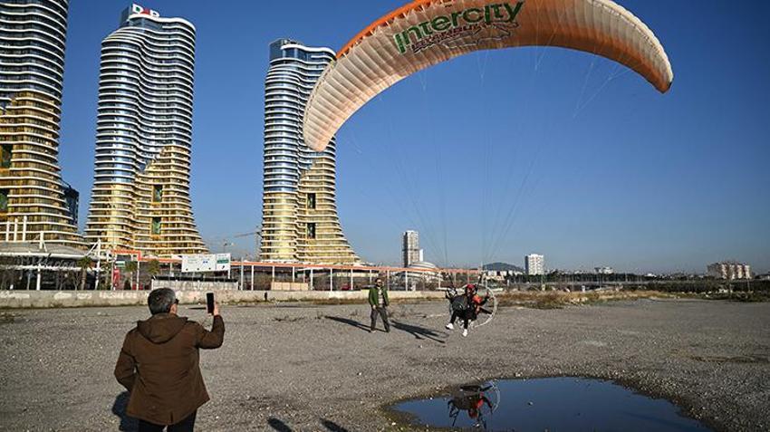 'Yarasa adam' Kartal sahilde görüldü! 700 metre yüksekten atladı