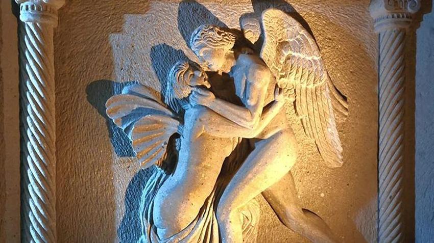 İlhamını Yunan ve Mısır mitolojisinden alıyor! Nevşehir'de yaşayan heykeltıraş gördüğü her şeyi taşa işliyor
