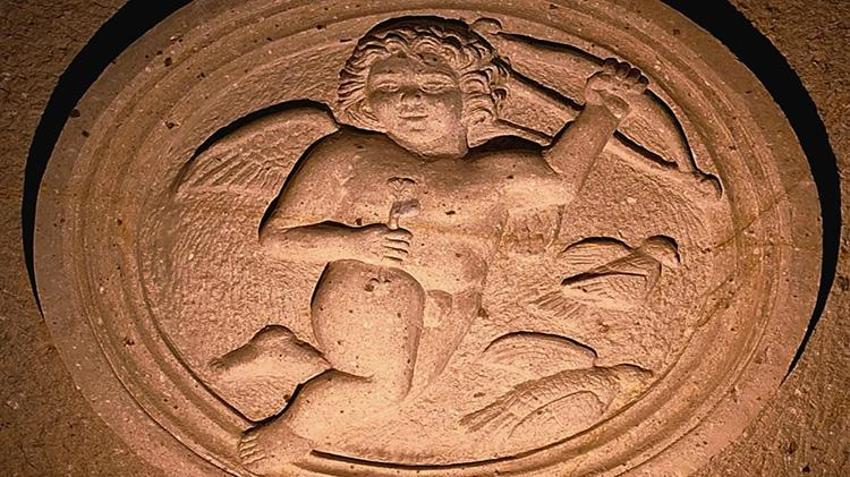 İlhamını Yunan ve Mısır mitolojisinden alıyor! Nevşehir'de yaşayan heykeltıraş gördüğü her şeyi taşa işliyor