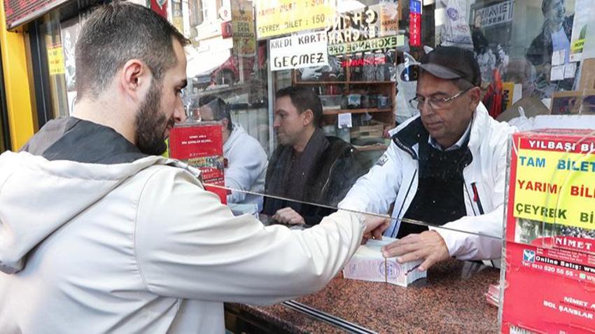 Yılbaşına sayılı günler kala piyango bayilerinde yoğunluk! 600 milyonluk rekor ikramiye için uzun kuyruklar oluştu