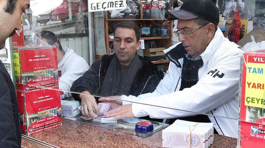 Yılbaşına sayılı günler kala piyango bayilerinde yoğunluk! 600 milyonluk rekor ikramiye için uzun kuyruklar oluştu