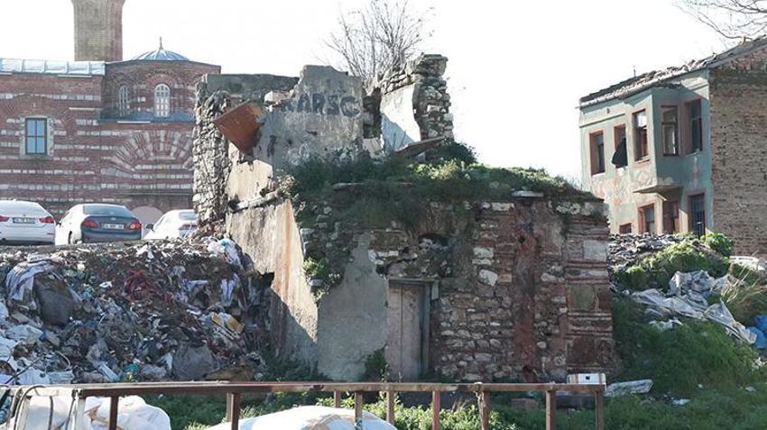 Fatih'te utandıran manzara! 900 yıllık tarihi Molla Gürani Camisinin önü çöplük arkası otopark
