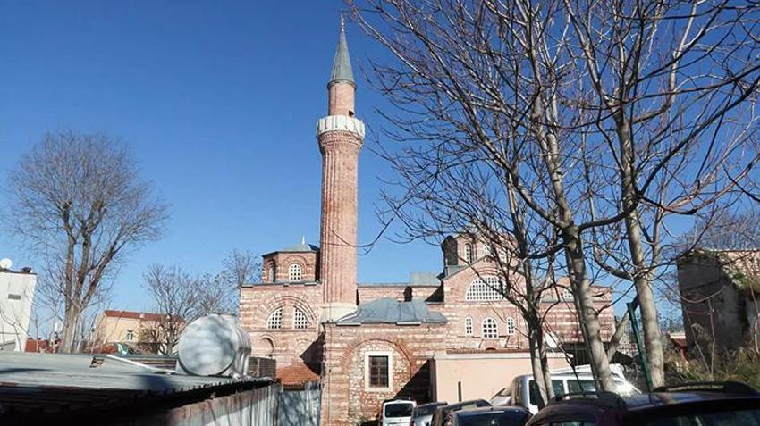 Fatih'te utandıran manzara! 900 yıllık tarihi Molla Gürani Camisinin önü çöplük arkası otopark