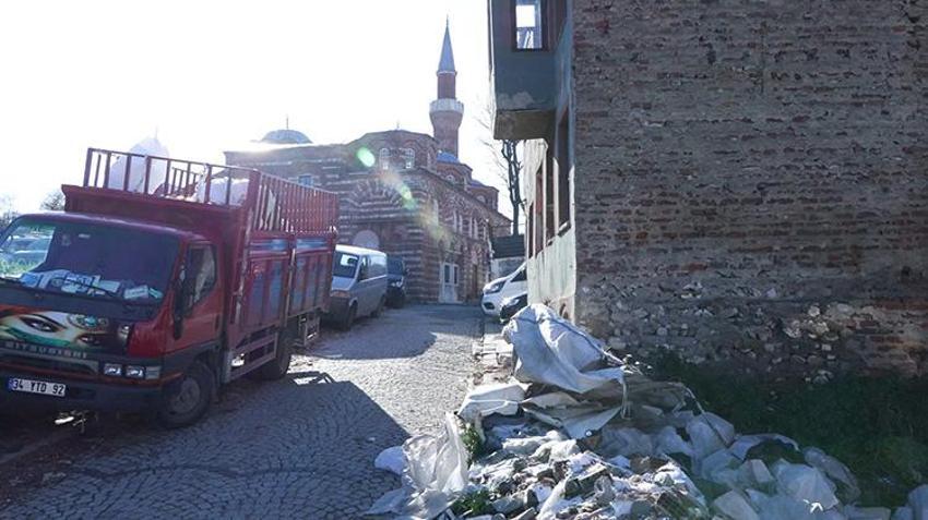 Fatih'te utandıran manzara! 900 yıllık tarihi Molla Gürani Camisinin önü çöplük arkası otopark
