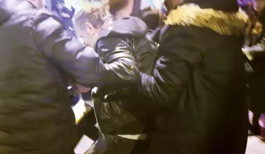 Nejat İşler'in zor anları! Mekan çıkışı birden yere yığıldı