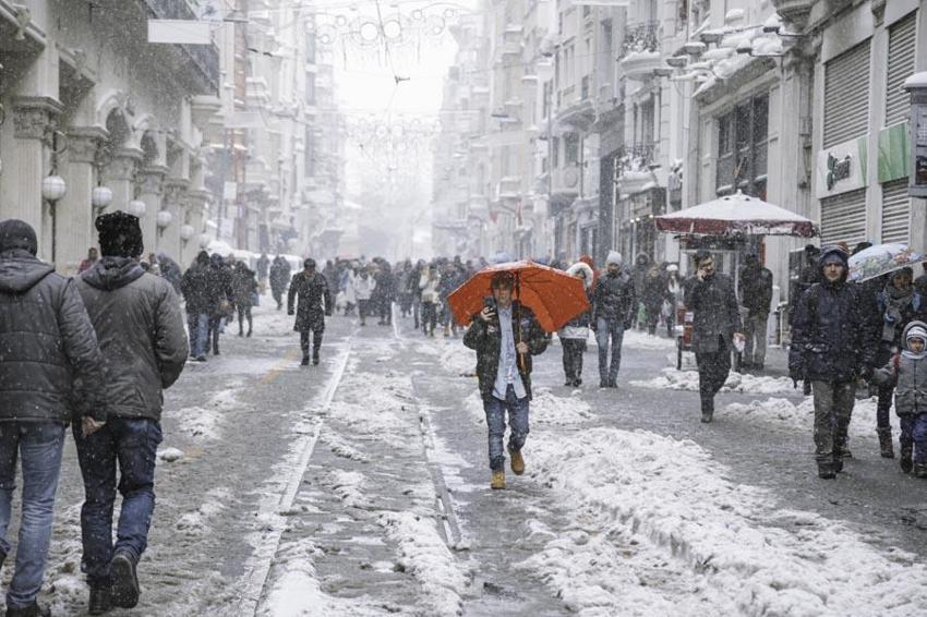 Lapa lapa kar yağışları ve gök gürültülü sağanaklar geliyor! Meteoroloji son hava durumu raporu ile illeri uyardı