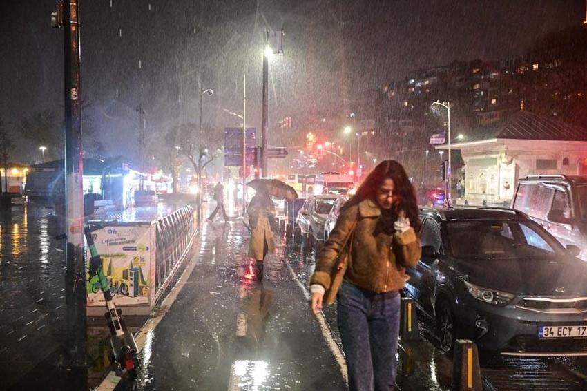Lapa lapa kar yağışları ve gök gürültülü sağanaklar geliyor! Meteoroloji son hava durumu raporu ile illeri uyardı