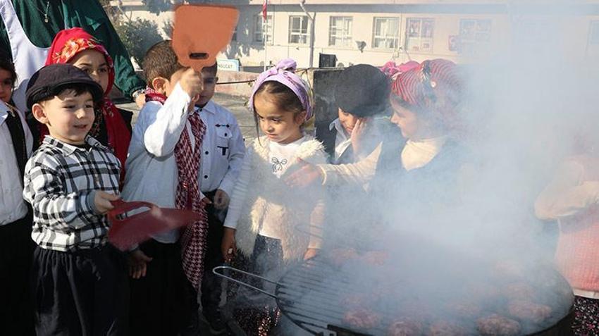 Adanalı minik öğrencilerden mangal şov! Yerli Malı Haftası'nı böyle kutladılar 