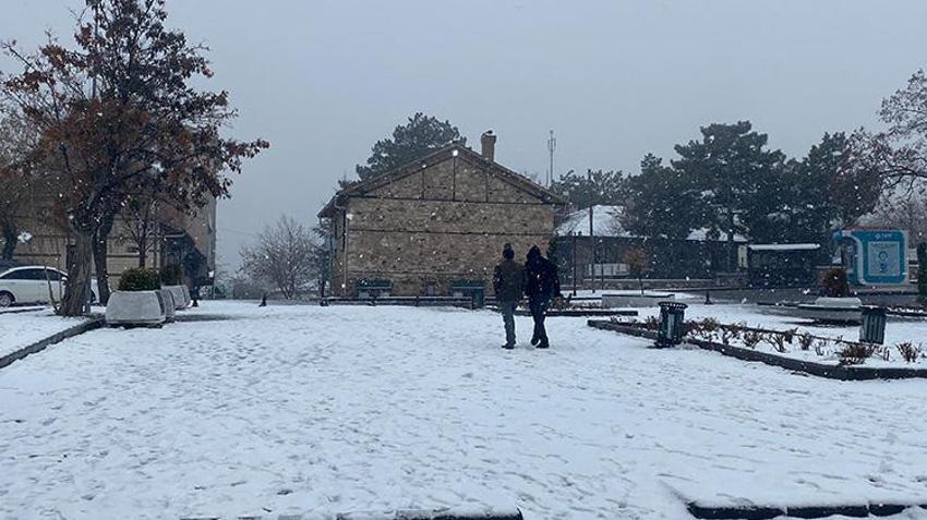 Yılbaşına günler kala kar yağışı etkisini artırıyor! Meteoroloji Genel Müdürlüğü önümüzdeki 5 günün hava durumunu açıkladı ve bazı bölgeleri uyardı