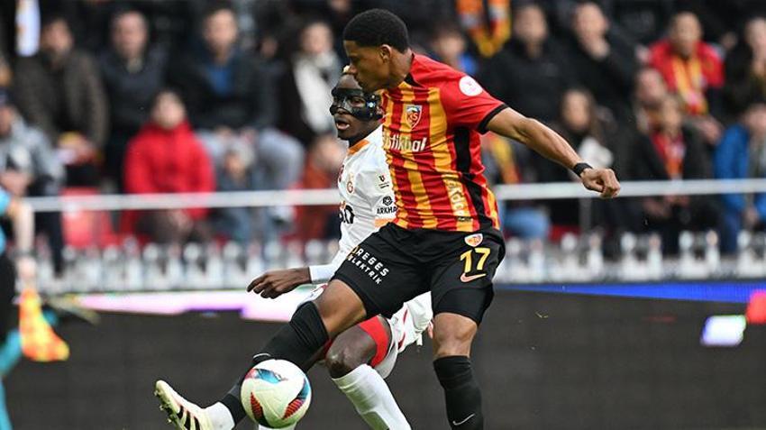 Kayserispor - Galatasaray maçı penaltıyla başladı 