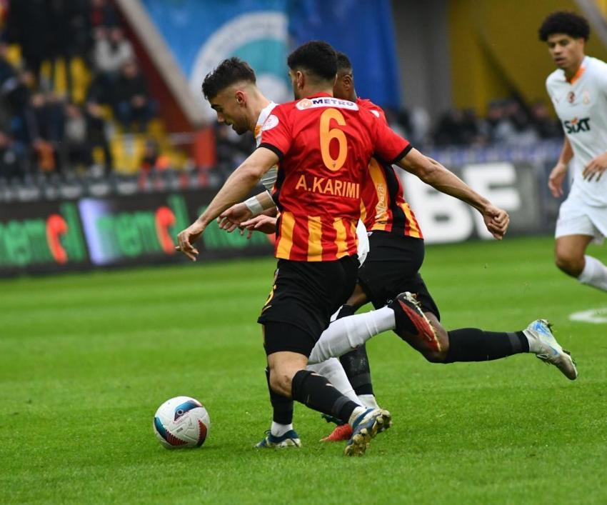 Kayserispor - Galatasaray maçı penaltıyla başladı 