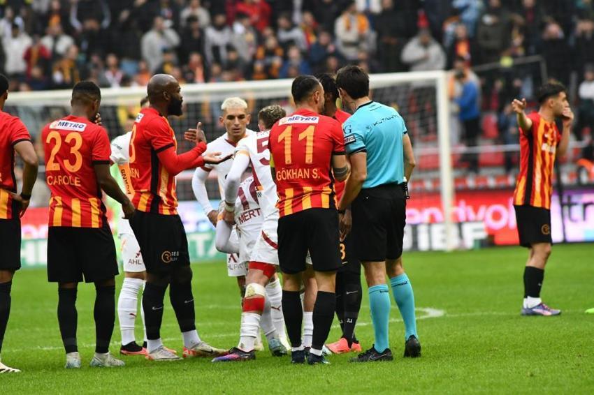 Kayserispor - Galatasaray maçı penaltıyla başladı 