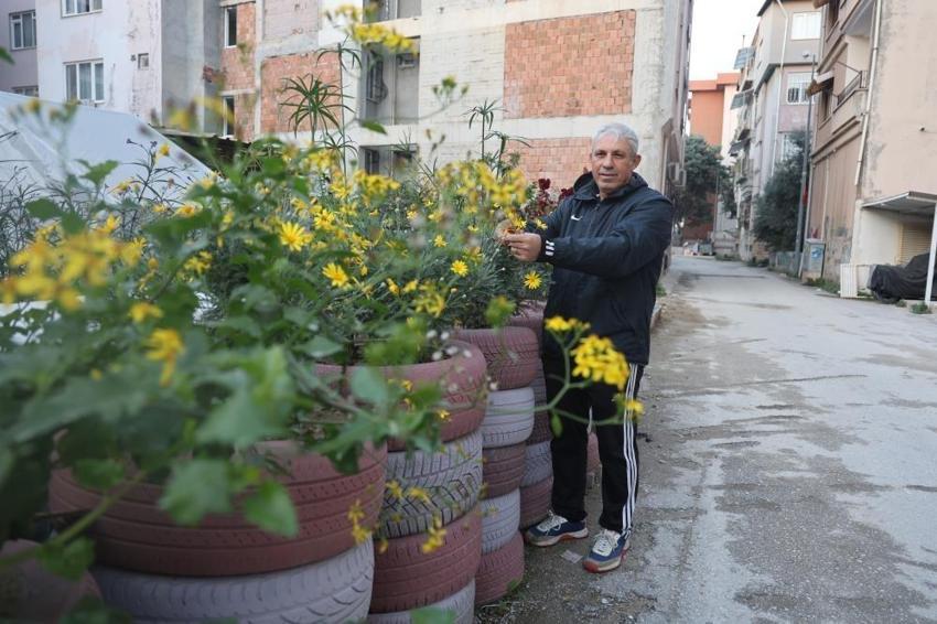 Araç lastiklerini sinekler için biriktirdi! Yetmedi onlardan çiçek bahçesi yaptı