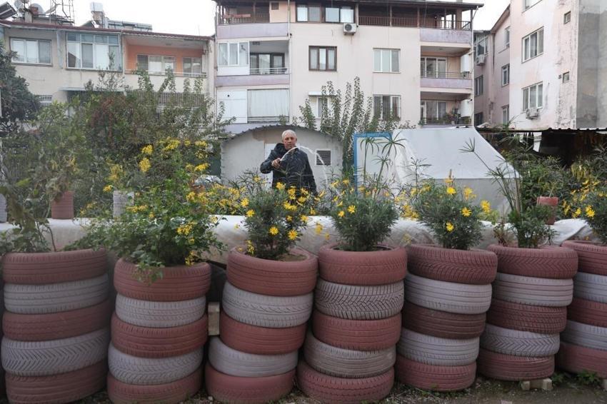 Araç lastiklerini sinekler için biriktirdi! Yetmedi onlardan çiçek bahçesi yaptı