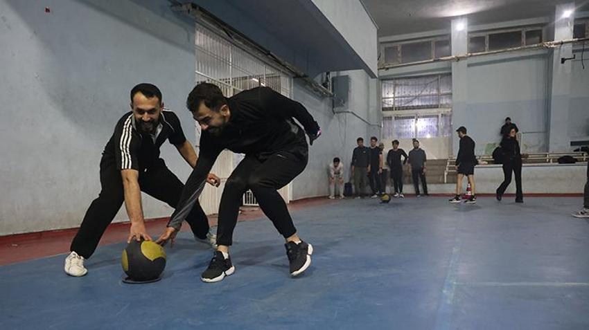 Diyarbakır'da POMEM fiziki mülakatına hazırlanan adaylar antrenmanda ter döküyor