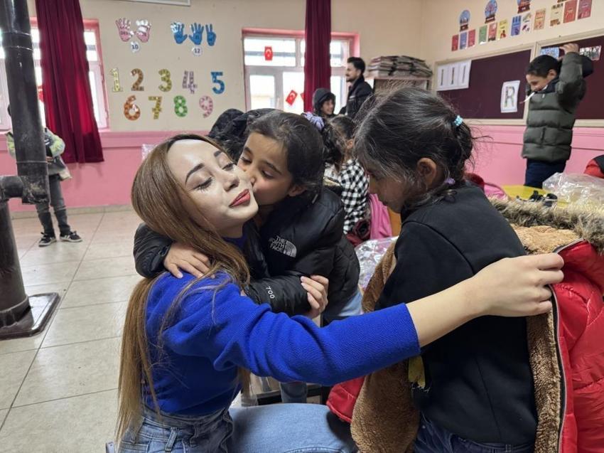 Ağrı'da köy okulu öğrencilerine sıcak bir dokunuş