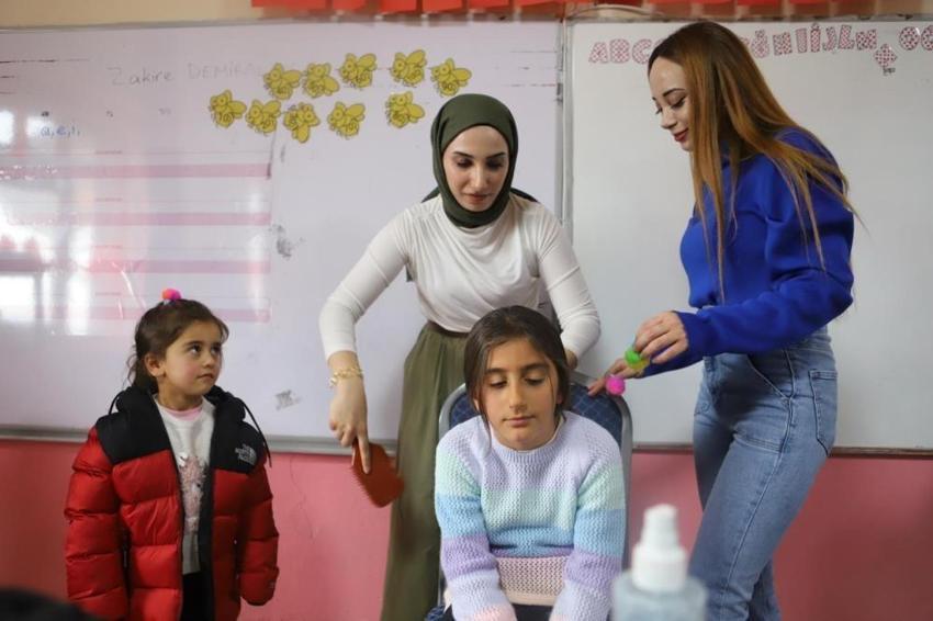 Ağrı'da köy okulu öğrencilerine sıcak bir dokunuş