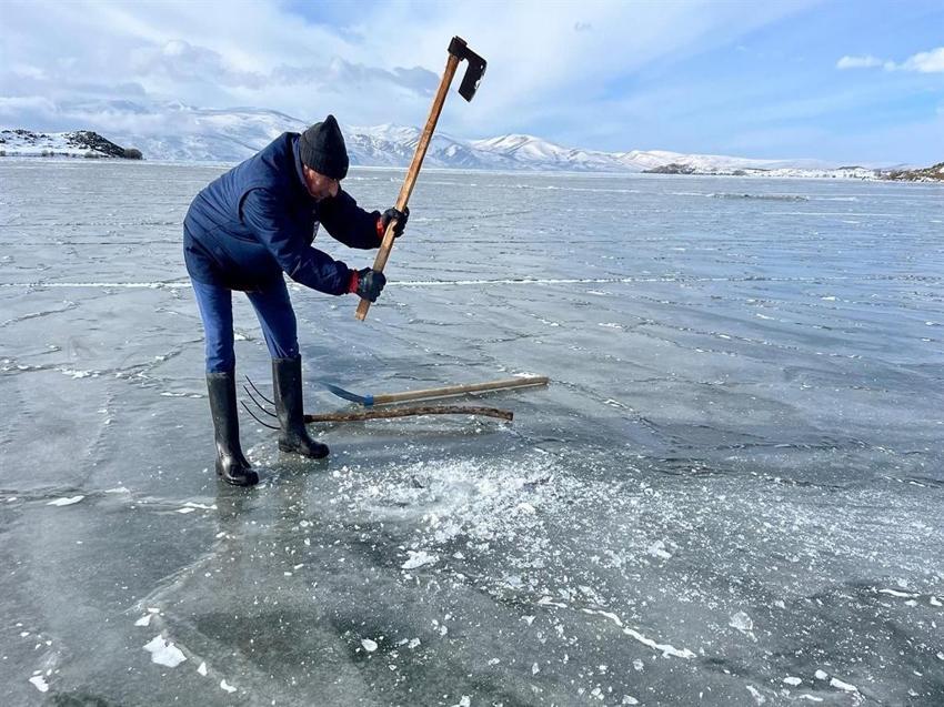 Eskimo usulü balık avı için Çıldır Gölü'ne ilk ağlar atıldı