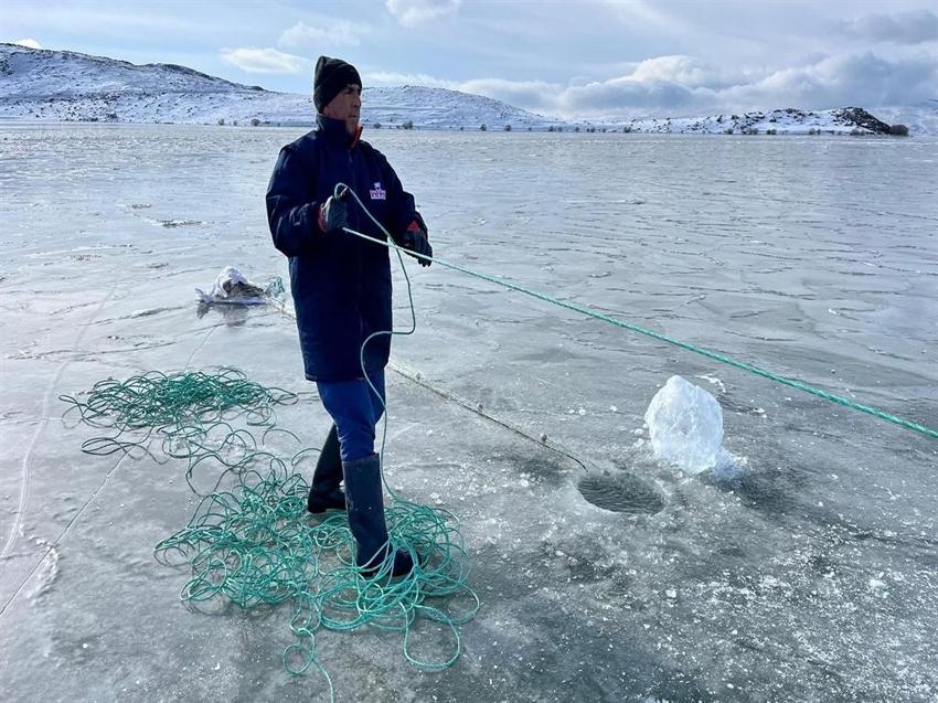 Eskimo usulü balık avı için Çıldır Gölü'ne ilk ağlar atıldı