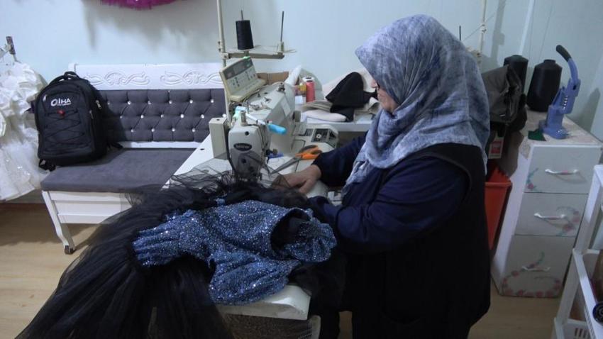 Kendi giyemediği gelinliği başkaları için dikiyor! Kendi markasını kurup defile yapmak istiyor