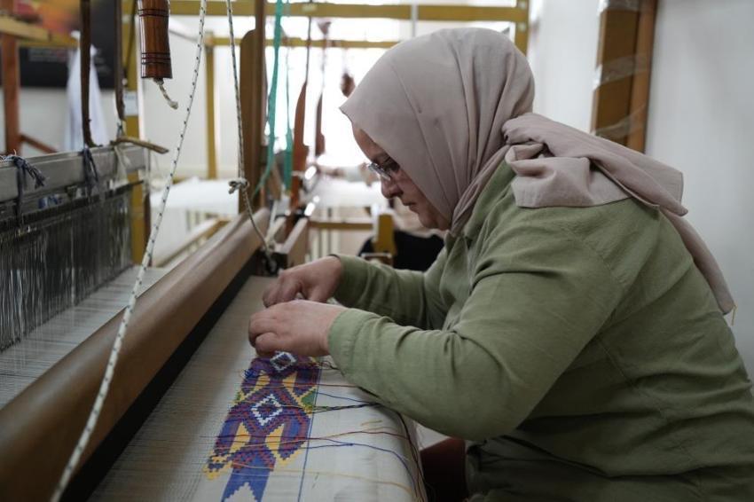 Samsunlu kadınlar bu tekniği yaşatmaya söz verdi! Bitki kaynatıp kumaşları renklendiriyorlar
