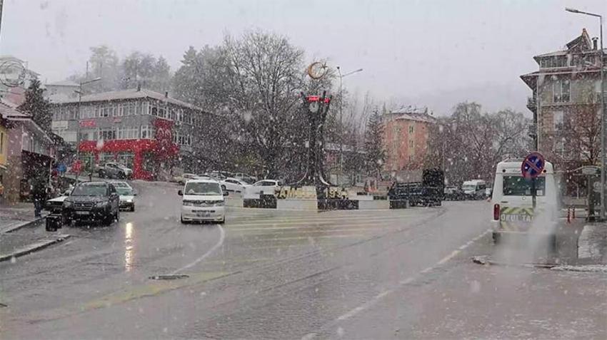 Lapa lapa yağıyor! Kar Marmara'ya giriş yaptı, İstanbul dahil çok sayıda il için yeni uyarı