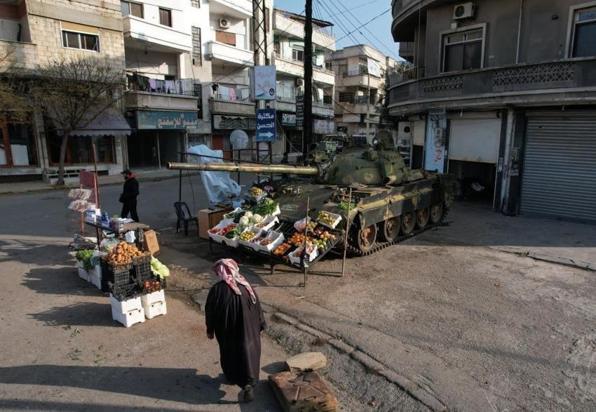 Suriyeli esnaf Esad'ın tankını manav tezgahı yaptı!