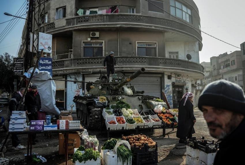 Suriyeli esnaf Esad'ın tankını manav tezgahı yaptı!