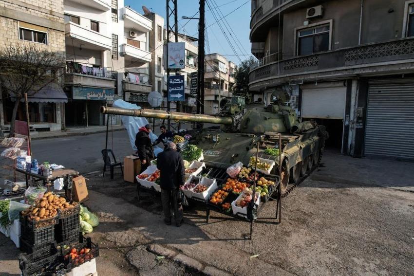 Suriyeli esnaf Esad'ın tankını manav tezgahı yaptı!