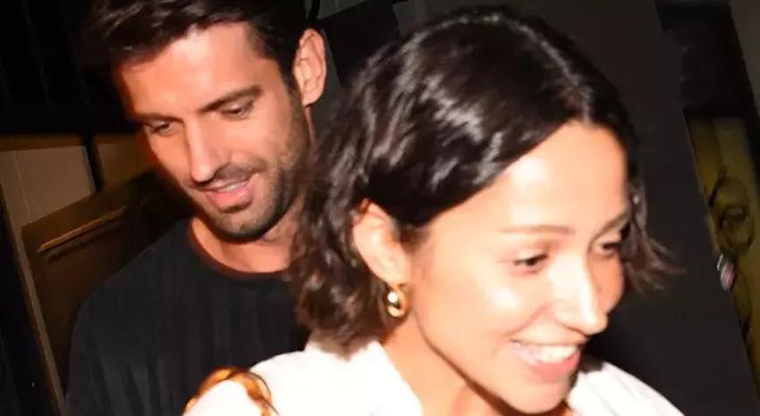 Zeynep Bastık aşka geldi! Serkay Tütüncü'nün dizine yattı