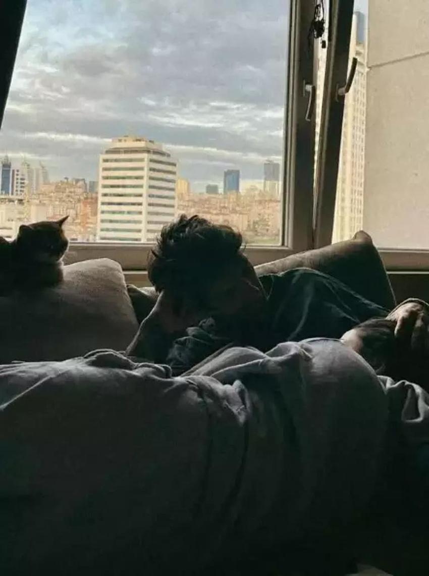 Zeynep Bastık aşka geldi! Serkay Tütüncü'nün dizine yattı