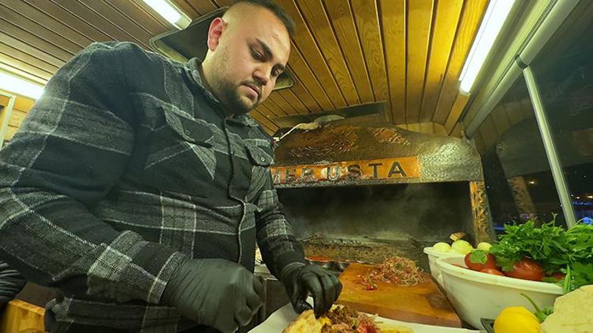 Adana değil Osmaniye! Mobil kebapçı araçta yemek servisi yaptığı müşterilerini şehirde gezdiriyor