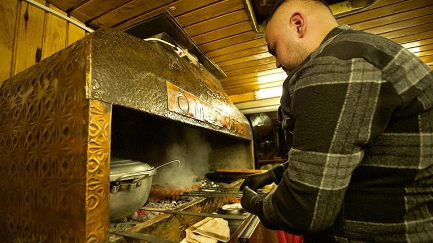 Adana değil Osmaniye! Mobil kebapçı araçta yemek servisi yaptığı müşterilerini şehirde gezdiriyor