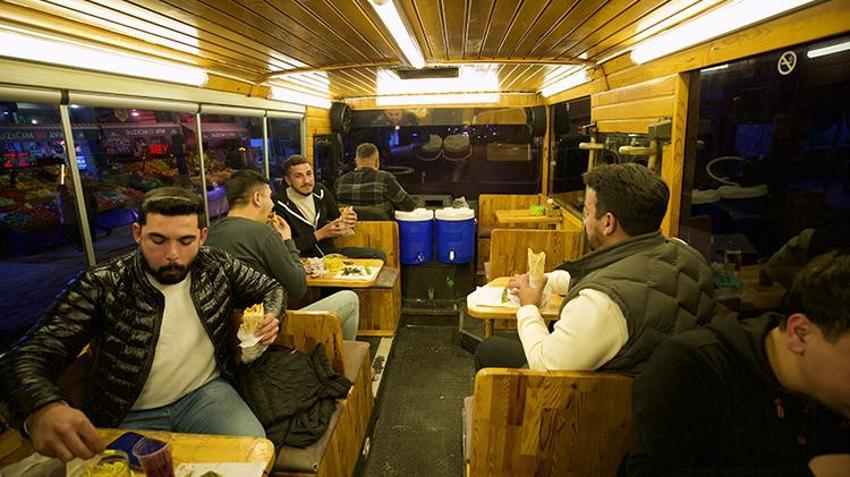 Adana değil Osmaniye! Mobil kebapçı araçta yemek servisi yaptığı müşterilerini şehirde gezdiriyor