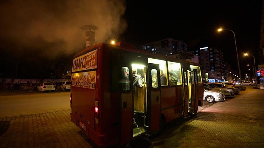 Adana değil Osmaniye! Mobil kebapçı araçta yemek servisi yaptığı müşterilerini şehirde gezdiriyor