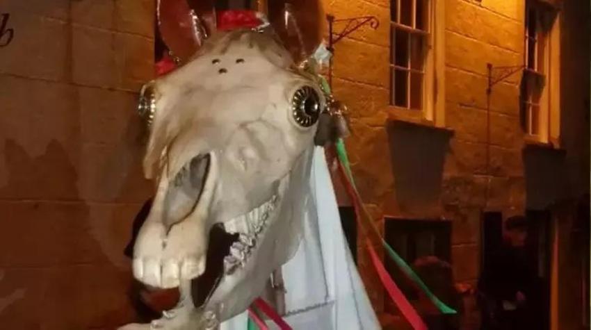 Noel gelenekleri: Ayı kostümü, kafatasıyla dolaşma... 31 Aralık ritüelleri şaşırtıyor
