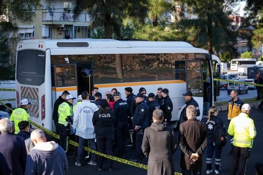 İzmir'de can pazarı! Okul servisi TIR'a çarptı: 1 öğrenci öldü